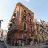 La strada interseca via Nicol� Pisani, altra piccola arteria con otto interessanti palazzi storici. In particolare balza all�occhio quello rosso all�incrocio con via Vallona, con le eleganti lesene che corrono dal capitello fino al balcone
